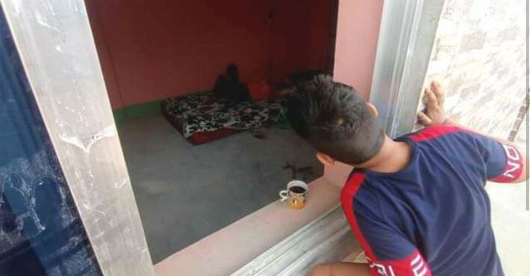This heartbreaking picture : A Son looking at her Corona infected mother through the window